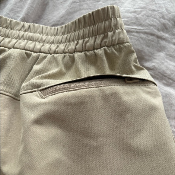 Like new! Men’s lululemon jogger size L - Picture 3 of 6